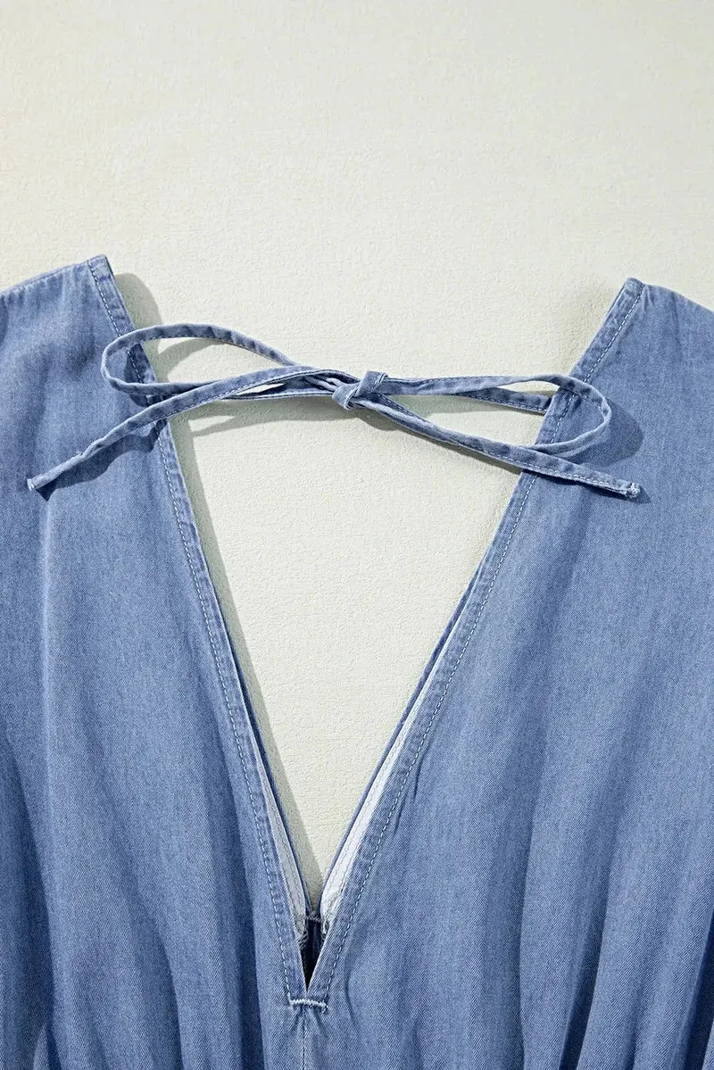 Diep uitgesneden denimjurk met strikdetail en driekwartmouwen - 100% katoen, klassieke elegantie