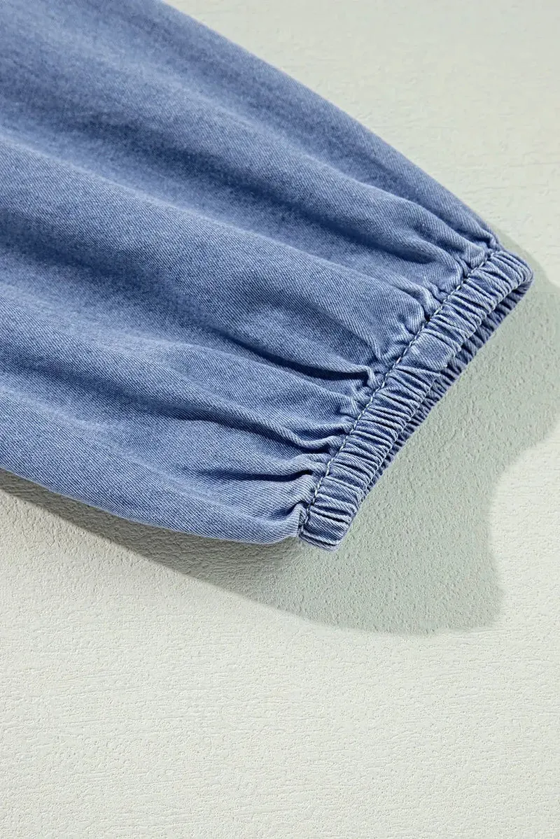Diep uitgesneden denimjurk met strikdetail en driekwartmouwen - 100% katoen, klassieke elegantie