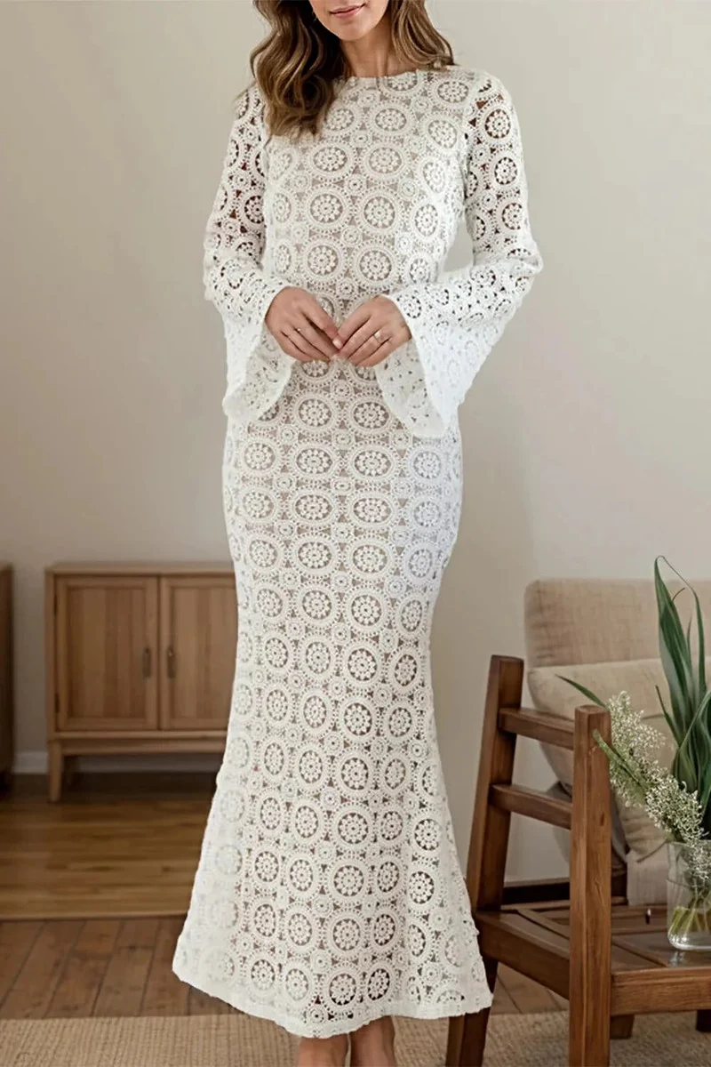 Elegante jurk met ronde hals, open rug en uitlopende mouwen, met kanten details.