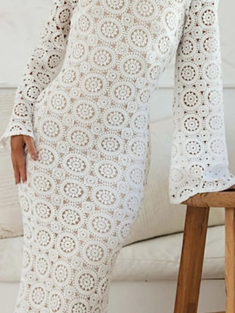 Elegante jurk met ronde hals, open rug en uitlopende mouwen, met kanten details.