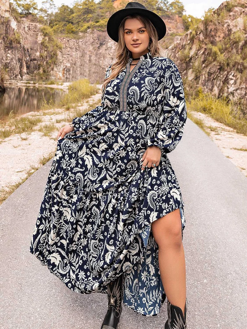 Elegante maxi-jurk met lange mouwen in grote maten, gemaakt van ondoorzichtige stof met lichte stretch.