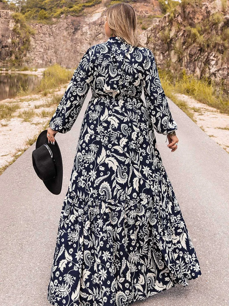 Elegante maxi-jurk met lange mouwen in grote maten, gemaakt van ondoorzichtige stof met lichte stretch.