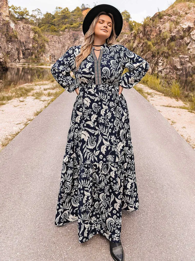 Elegante maxi-jurk met lange mouwen in grote maten, gemaakt van ondoorzichtige stof met lichte stretch.