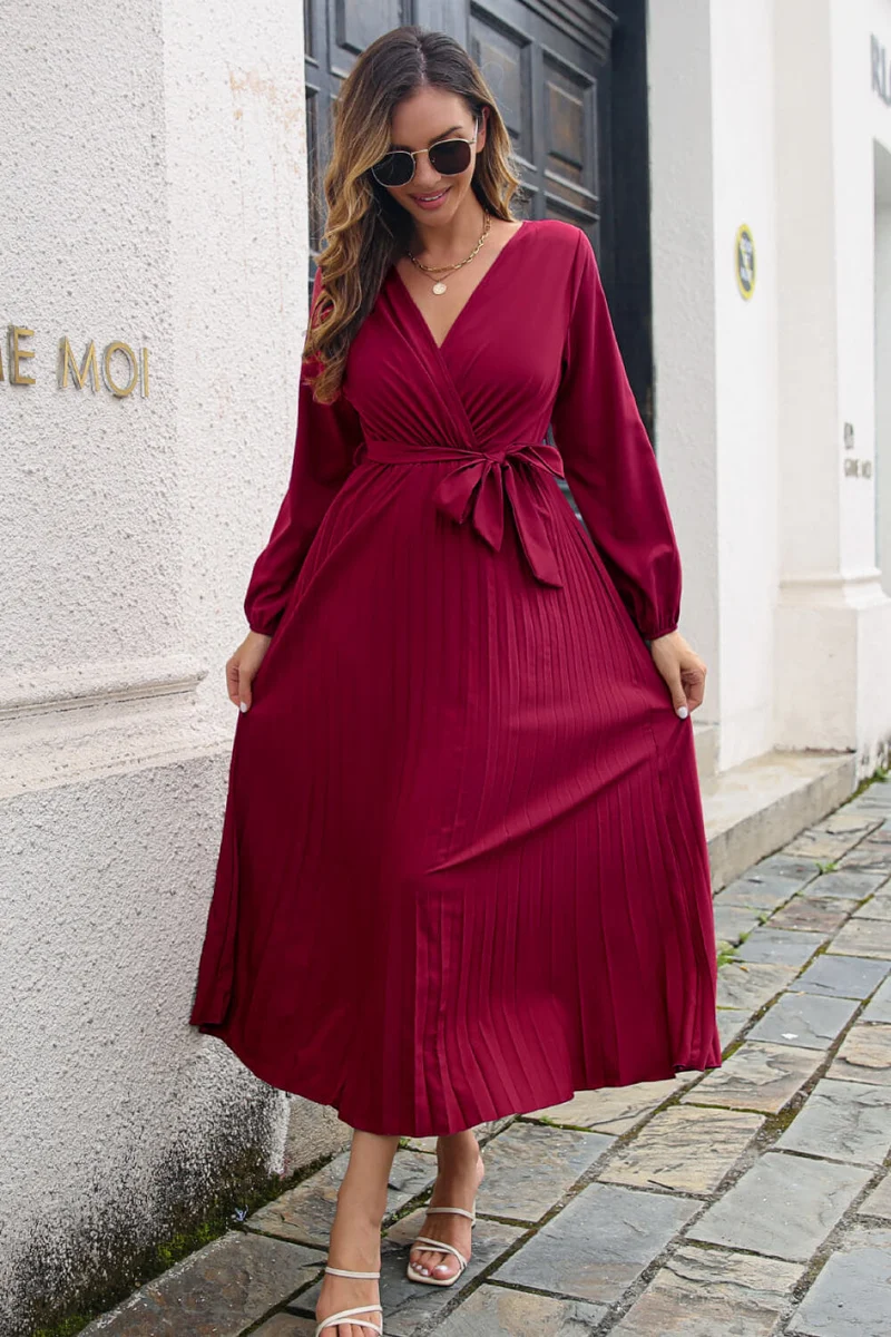 Elegante geplooide maxi-jurk met lange mouwen en overslagkraag - perfect voor stijlvolle gelegenheden.