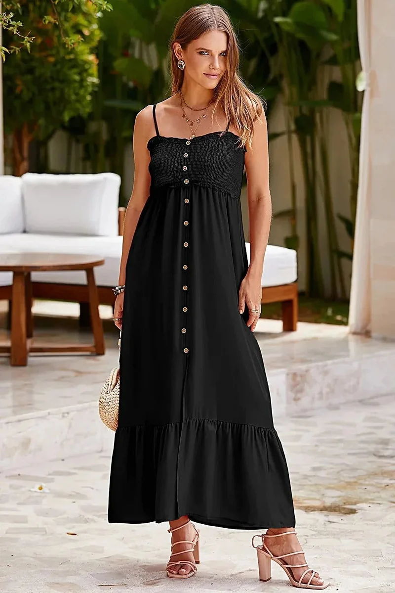 Elegante zomerjurk met spaghettibandjes, ruches aan de zoom en decoratieve knoopjes, met smockwerk.