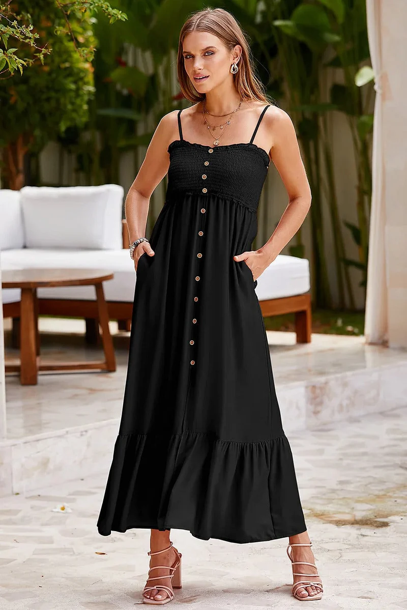 Elegante zomerjurk met spaghettibandjes, ruches aan de zoom en decoratieve knoopjes, met smockwerk.
