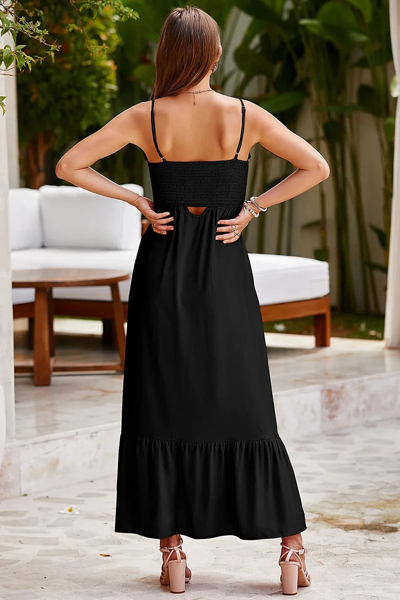 Elegante zomerjurk met spaghettibandjes, ruches aan de zoom en decoratieve knoopjes, met smockwerk.
