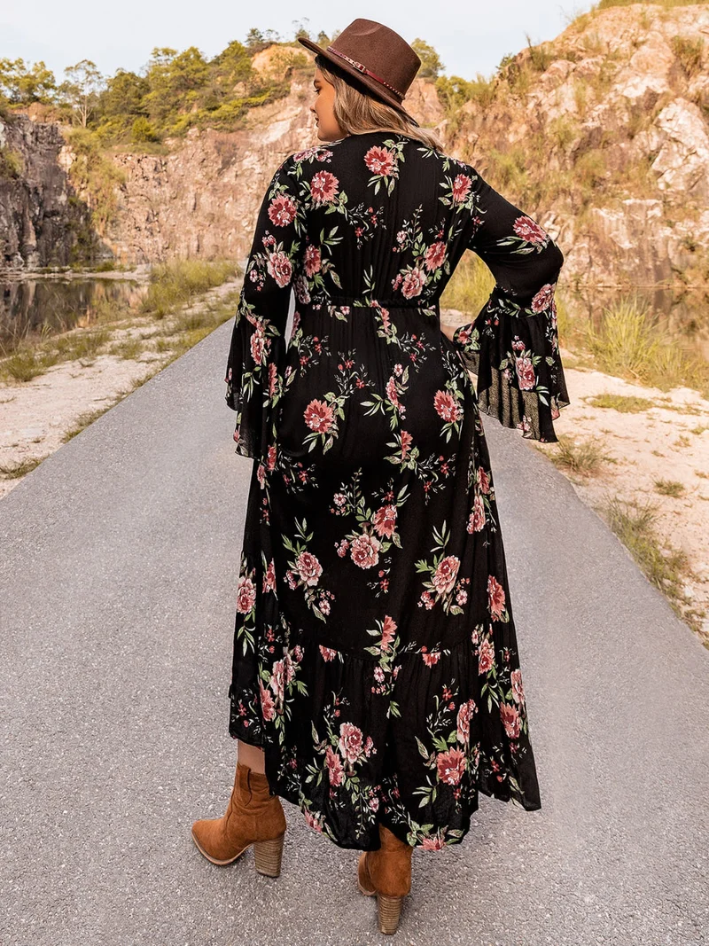 Elegante bloemenjurk met uitlopende mouwen in grote maat – gemaakt van licht elastische, ondoorzichtige viscosestof.