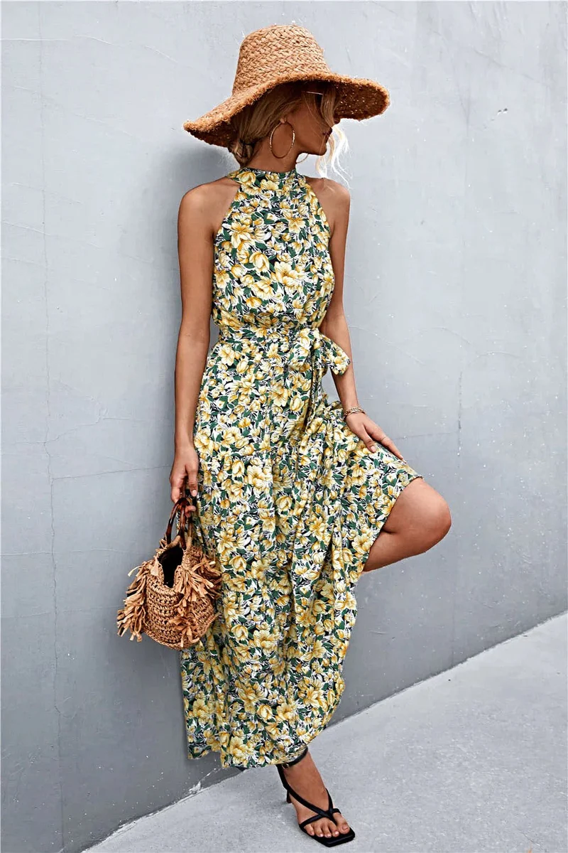 Griekse maxi-jurk met print, strikceintuur, mouwloos ontwerp en stippenpatroon.