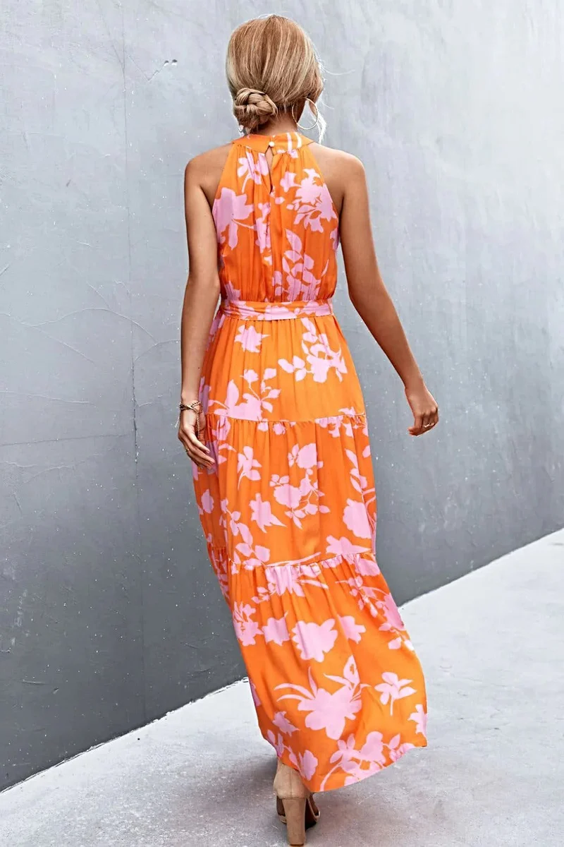 Griekse maxi-jurk met print, strikceintuur, mouwloos ontwerp en stippenpatroon.