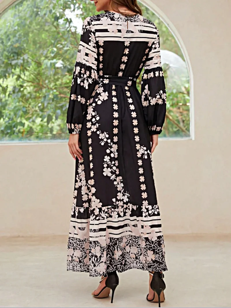 Elegante maxi-jurk met lange mouwen, bedrukte details, zakken en een strikdetail.