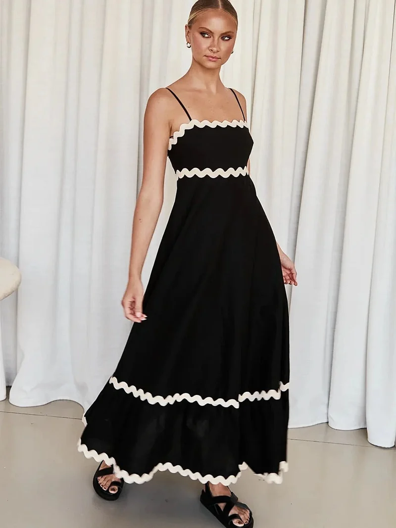 Elegante maxi-jurk met spaghettibandjes in luxe, ondoorzichtige stof – perfect voor zomerse evenementen.