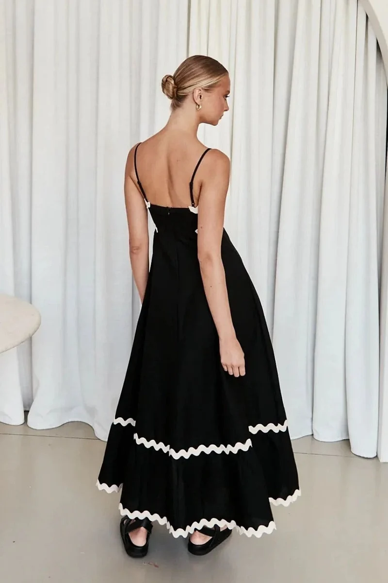 Elegante maxi-jurk met spaghettibandjes in luxe, ondoorzichtige stof – perfect voor zomerse evenementen.