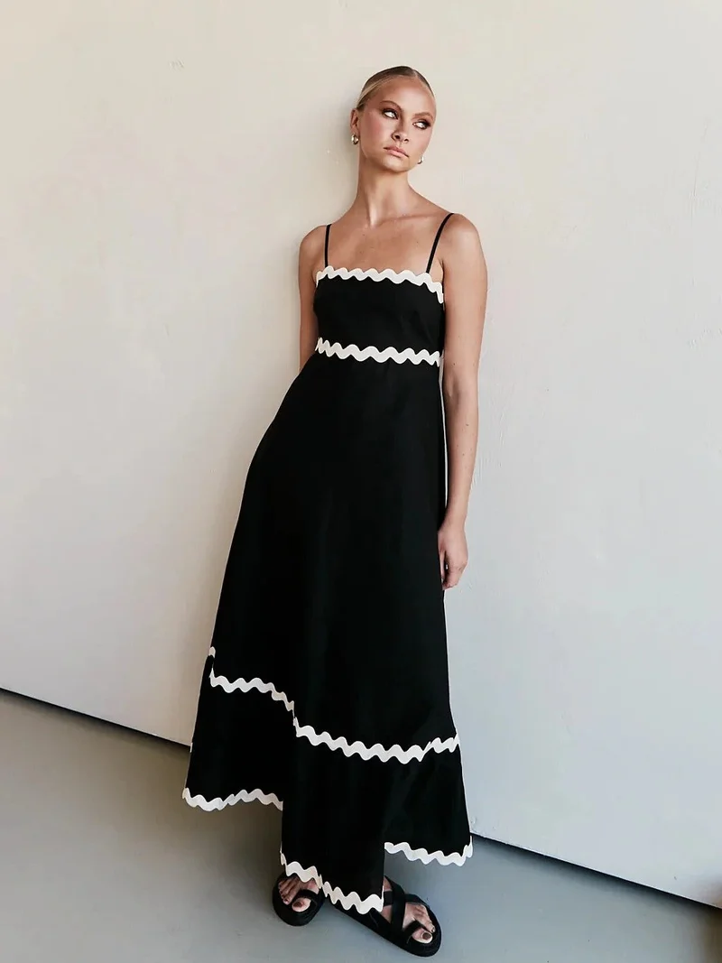 Elegante maxi-jurk met spaghettibandjes in luxe, ondoorzichtige stof – perfect voor zomerse evenementen.