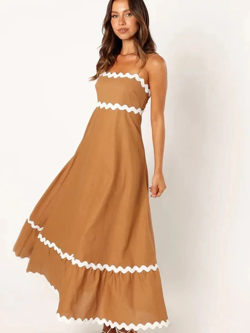 Elegante maxi-jurk met spaghettibandjes in luxe, ondoorzichtige stof – perfect voor zomerse evenementen.