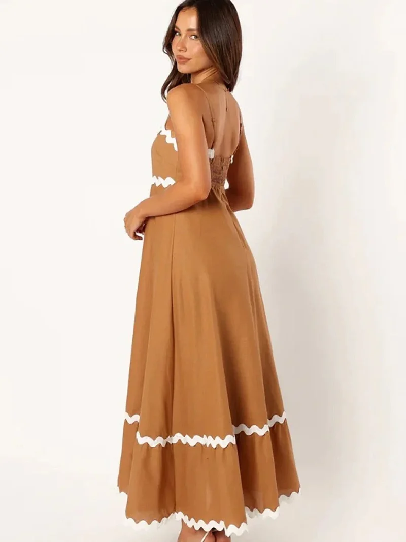 Elegante maxi-jurk met spaghettibandjes in luxe, ondoorzichtige stof – perfect voor zomerse evenementen.
