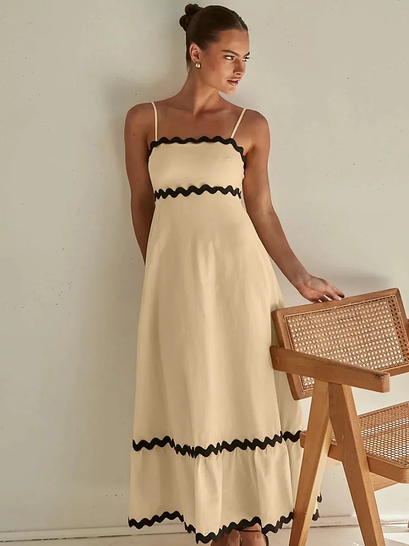 Elegante maxi-jurk met spaghettibandjes in luxe, ondoorzichtige stof – perfect voor zomerse evenementen.