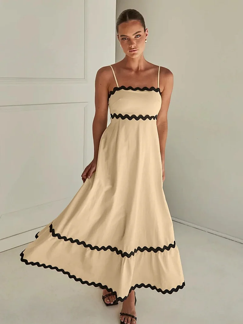 Elegante maxi-jurk met spaghettibandjes in luxe, ondoorzichtige stof – perfect voor zomerse evenementen.