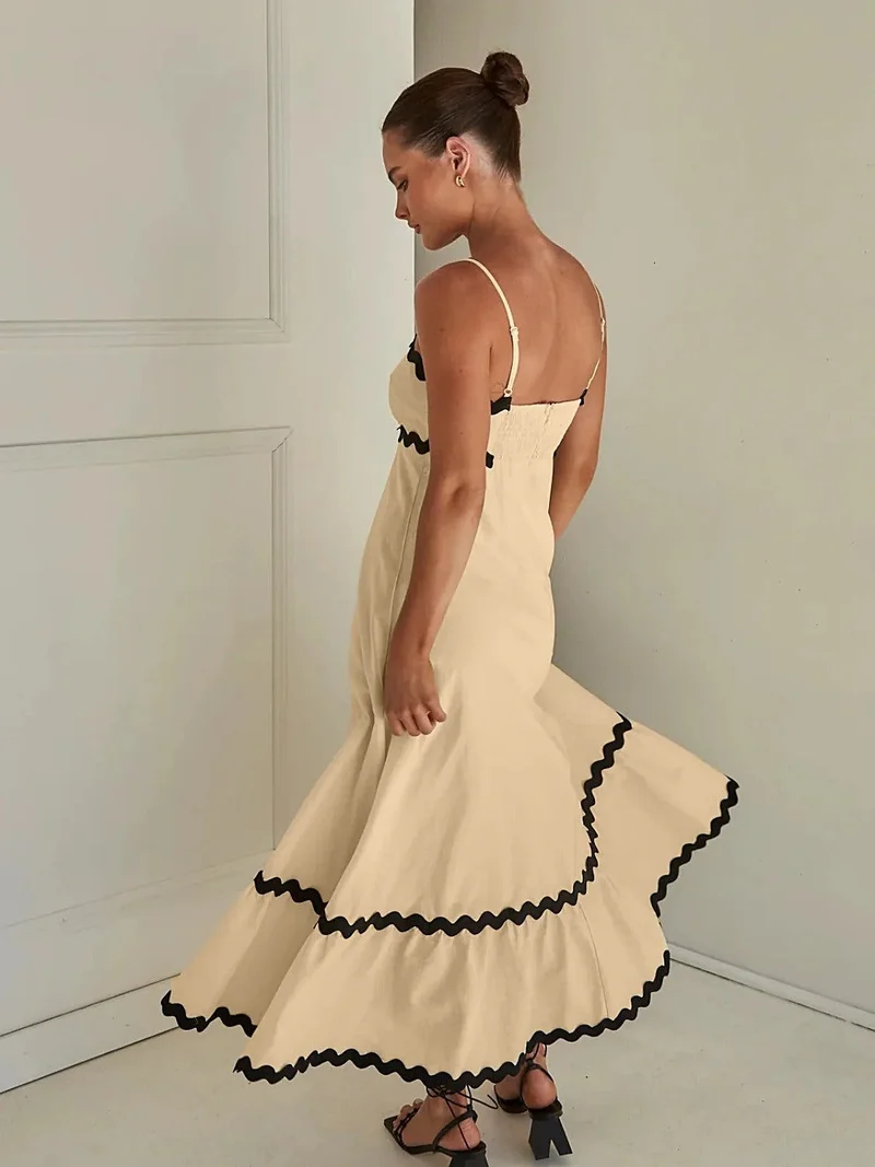 Elegante maxi-jurk met spaghettibandjes in luxe, ondoorzichtige stof – perfect voor zomerse evenementen.