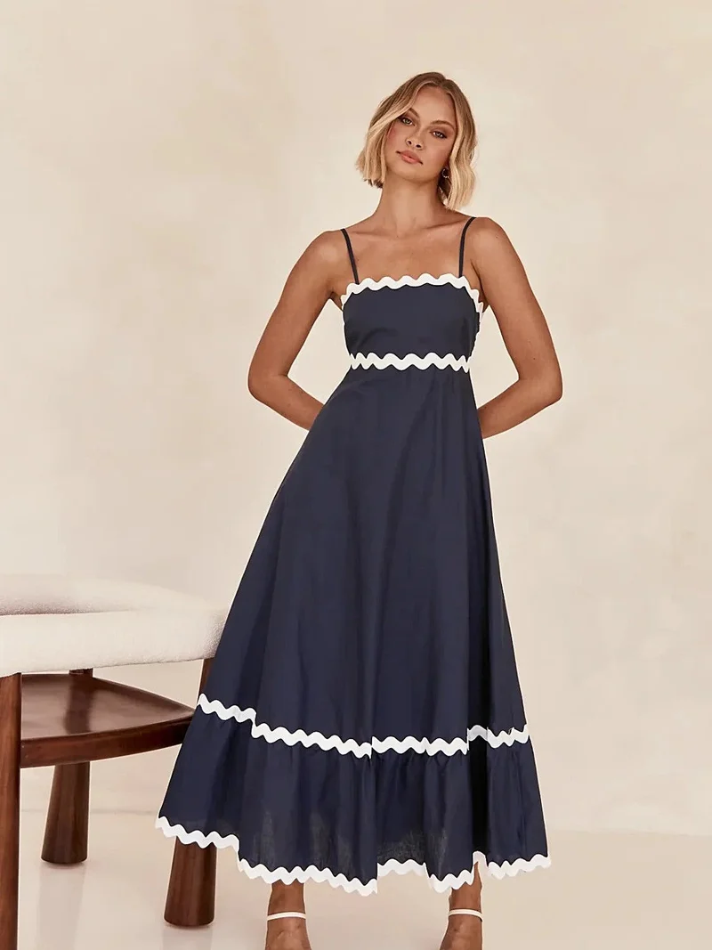 Elegante maxi-jurk met spaghettibandjes in luxe, ondoorzichtige stof – perfect voor zomerse evenementen.