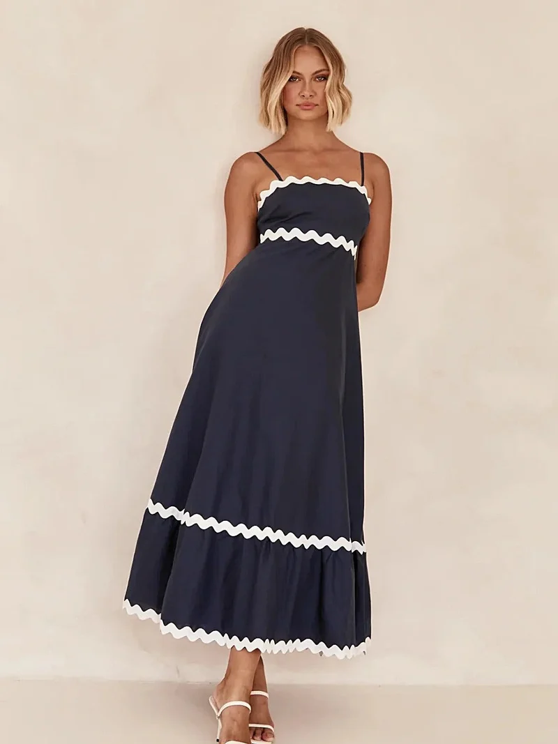 Elegante maxi-jurk met spaghettibandjes in luxe, ondoorzichtige stof – perfect voor zomerse evenementen.