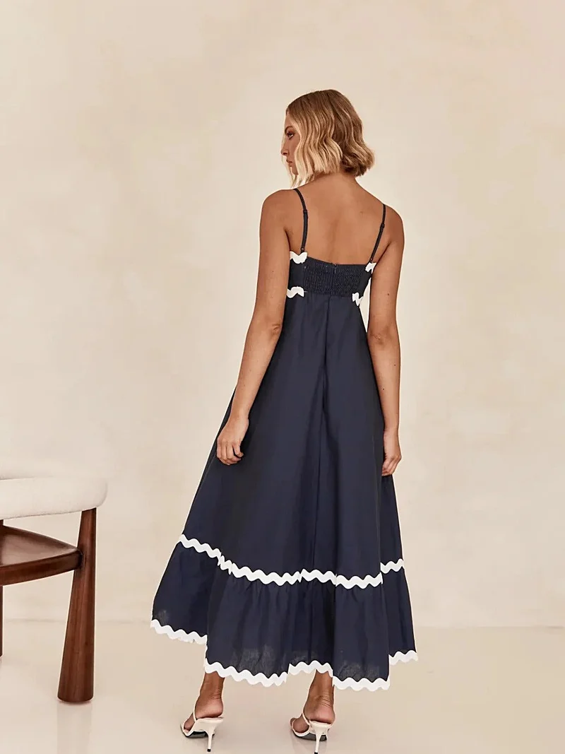 Elegante maxi-jurk met spaghettibandjes in luxe, ondoorzichtige stof – perfect voor zomerse evenementen.