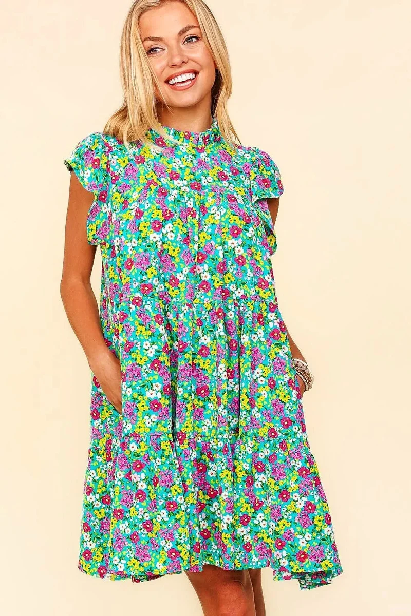 Elegante jurk met bloemenprint, colkraag, ruchesmouwen en gelaagd design.