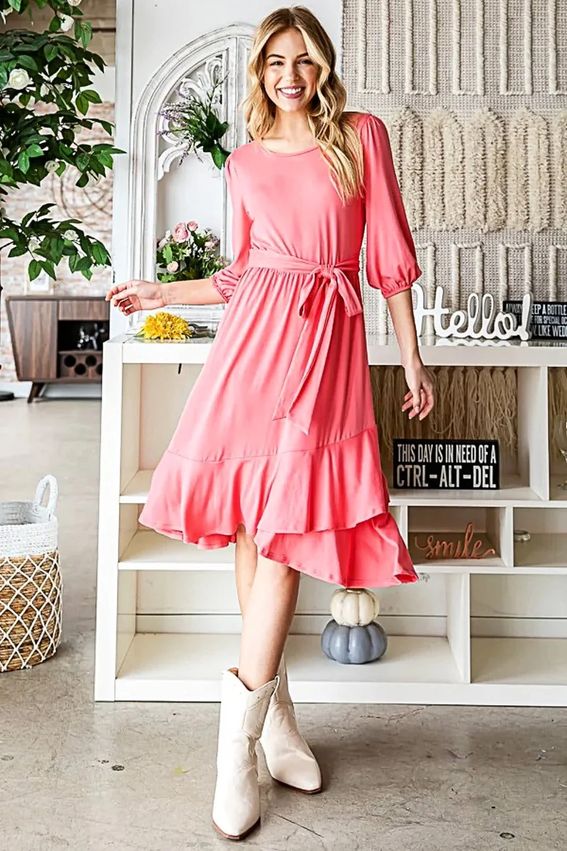 Maten S-XL • Zomerjurk met strik aan de voorkant • Volantzoom • Verstelbare taille • Elastische stof