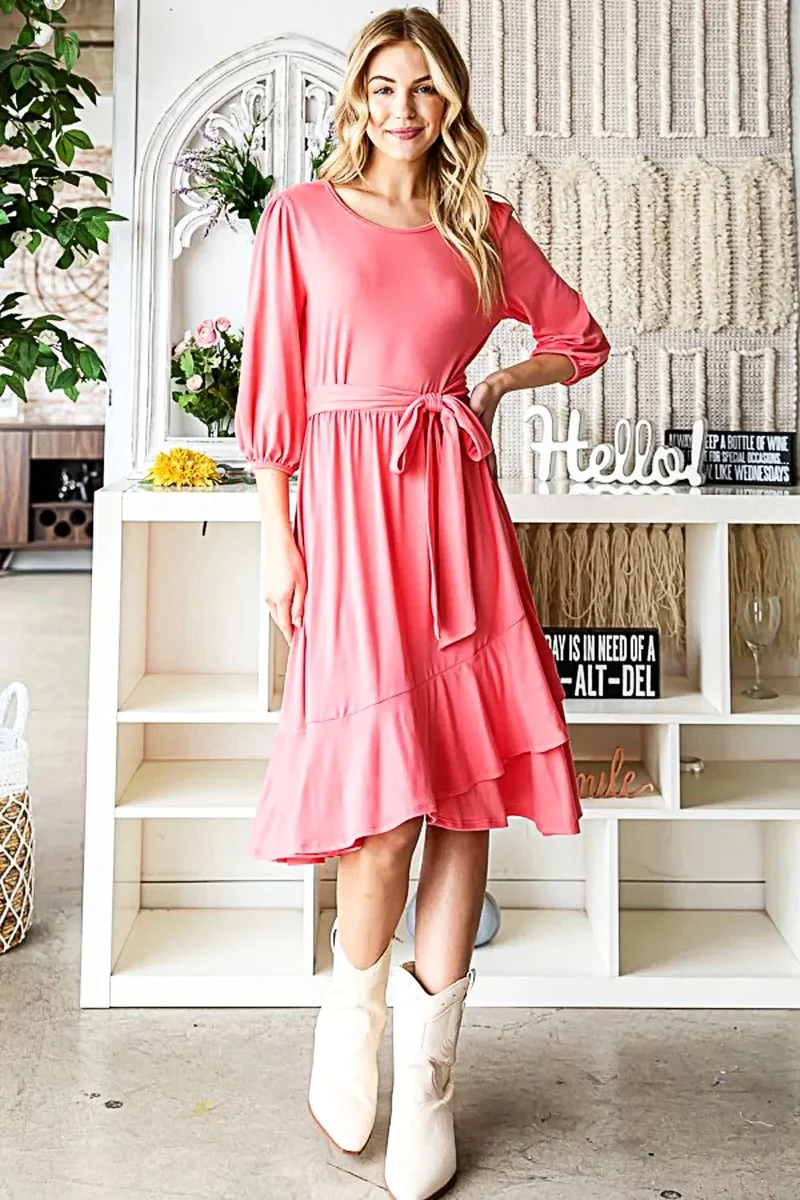 Maten S-XL • Zomerjurk met strik aan de voorkant • Volantzoom • Verstelbare taille • Elastische stof