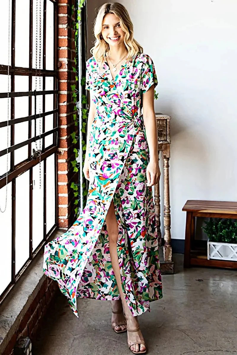 Jurk met flatterende pasvorm: First Love jurk met split, print, overslag en strikceintuur, korte mouwen.