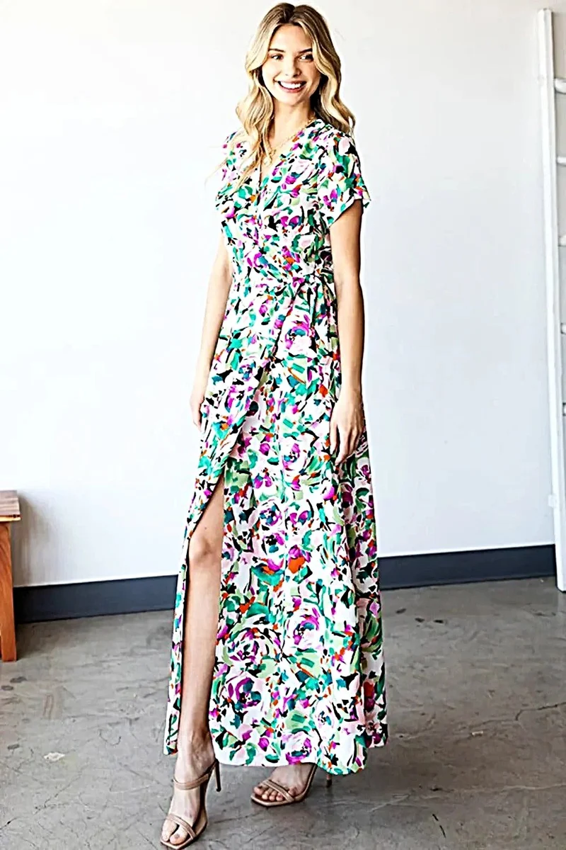 Jurk met flatterende pasvorm: First Love jurk met split, print, overslag en strikceintuur, korte mouwen.
