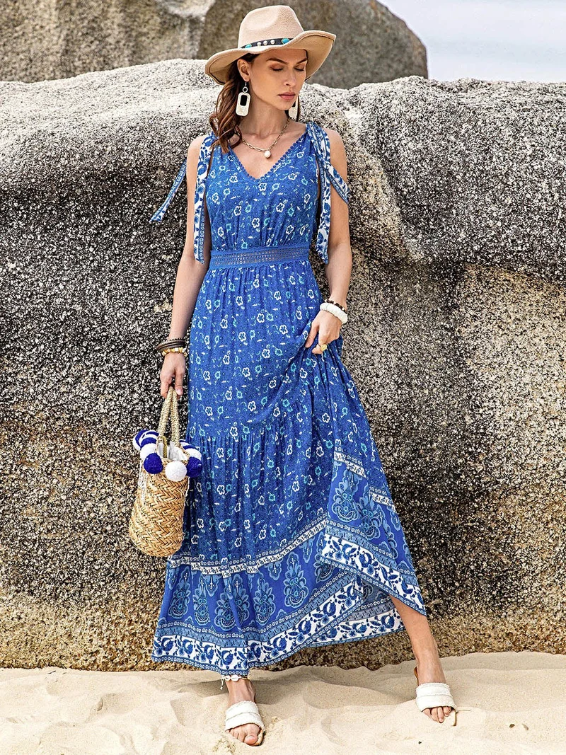 Zomerse casual jurk met bloemenprint, V-hals en strikdetails op de schouders, ondoorzichtige viscose.