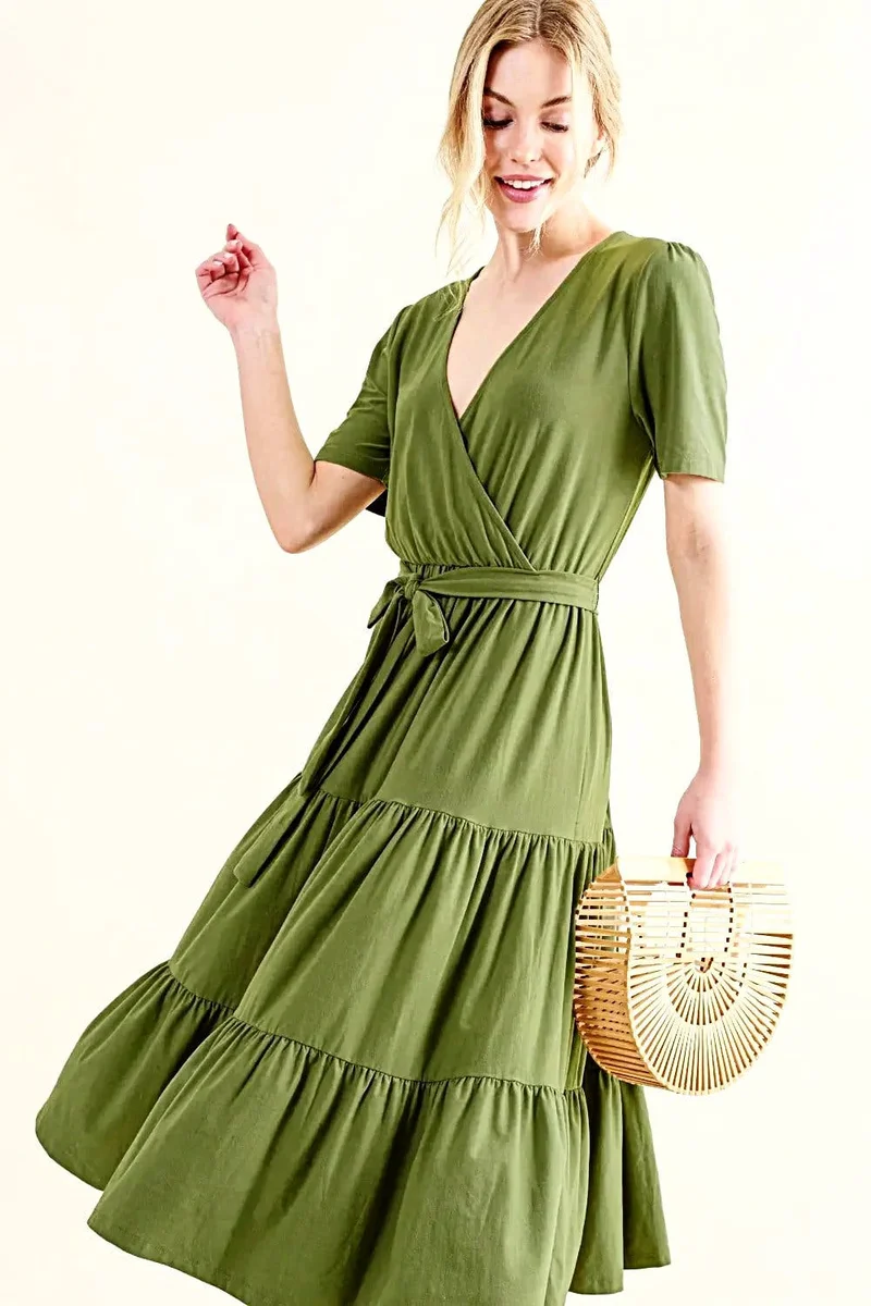 Zachte jurk met korte mouwen - Gelaagde midi-stijl met een flatterend silhouet voor moeiteloze elegantie