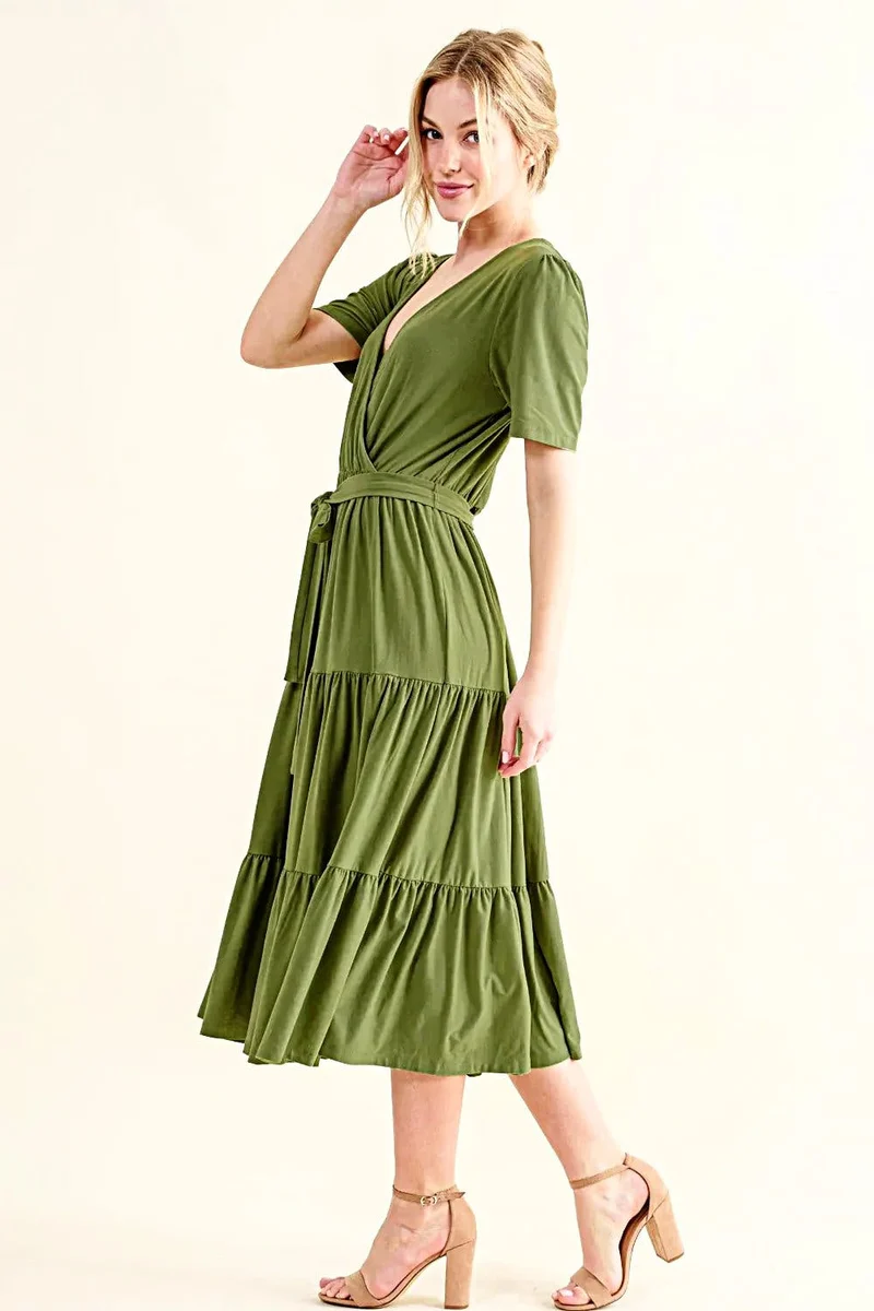 Zachte jurk met korte mouwen - Gelaagde midi-stijl met een flatterend silhouet voor moeiteloze elegantie