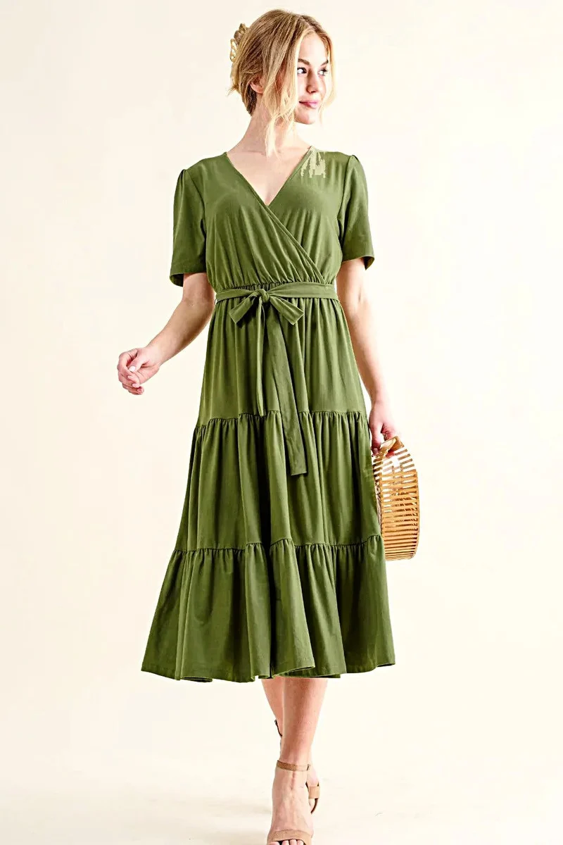Zachte jurk met korte mouwen - Gelaagde midi-stijl met een flatterend silhouet voor moeiteloze elegantie