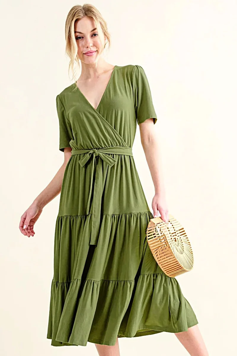 Zachte jurk met korte mouwen - Gelaagde midi-stijl met een flatterend silhouet voor moeiteloze elegantie