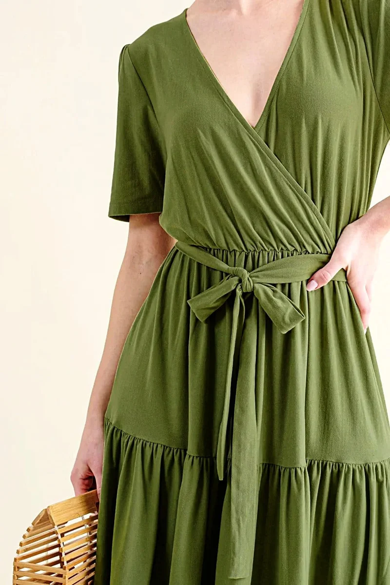 Zachte jurk met korte mouwen - Gelaagde midi-stijl met een flatterend silhouet voor moeiteloze elegantie