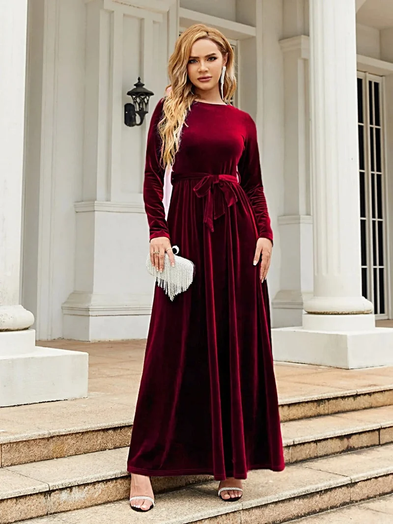 Elegante maxi-jurk met lange mouwen en strik aan de voorkant, gemaakt van ondoorzichtig polyester – comfortabel en stijlvol.