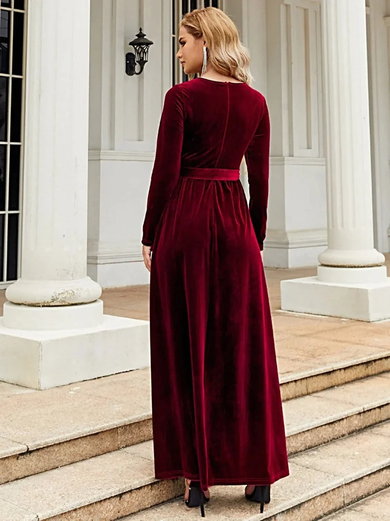 Elegante maxi-jurk met lange mouwen en strik aan de voorkant, gemaakt van ondoorzichtig polyester – comfortabel en stijlvol.