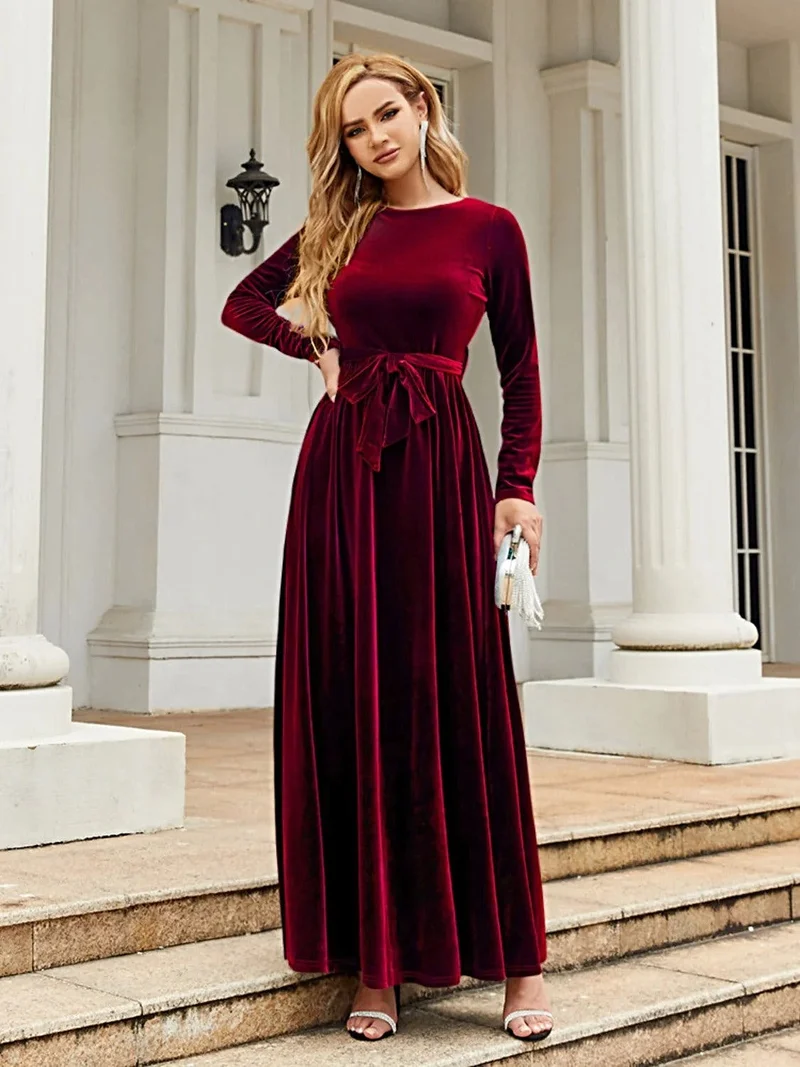 Elegante maxi-jurk met lange mouwen en strik aan de voorkant, gemaakt van ondoorzichtig polyester – comfortabel en stijlvol.