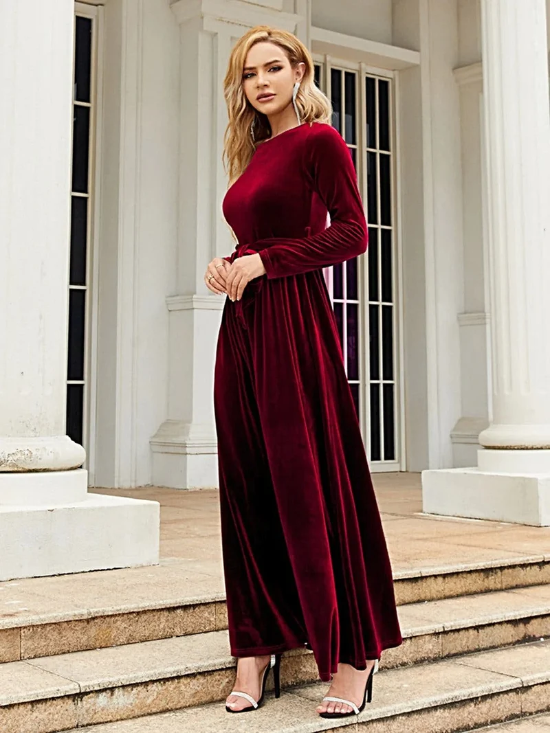 Elegante maxi-jurk met lange mouwen en strik aan de voorkant, gemaakt van ondoorzichtig polyester – comfortabel en stijlvol.