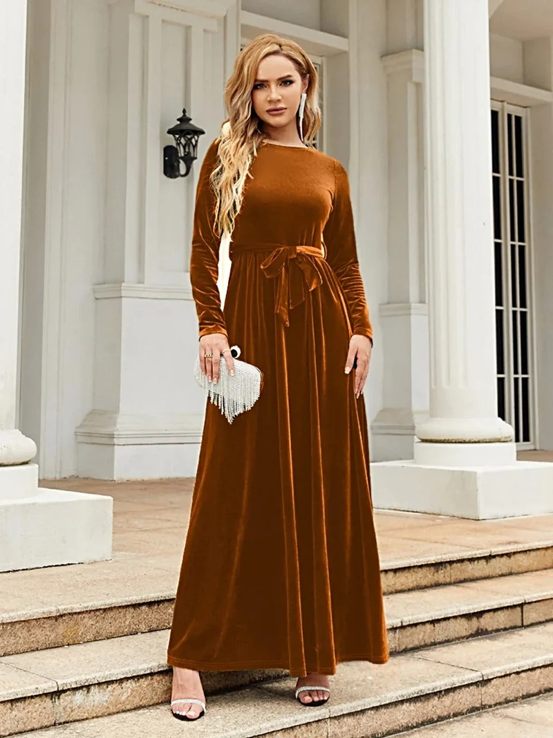 Elegante maxi-jurk met lange mouwen en strik aan de voorkant, gemaakt van ondoorzichtig polyester – comfortabel en stijlvol.
