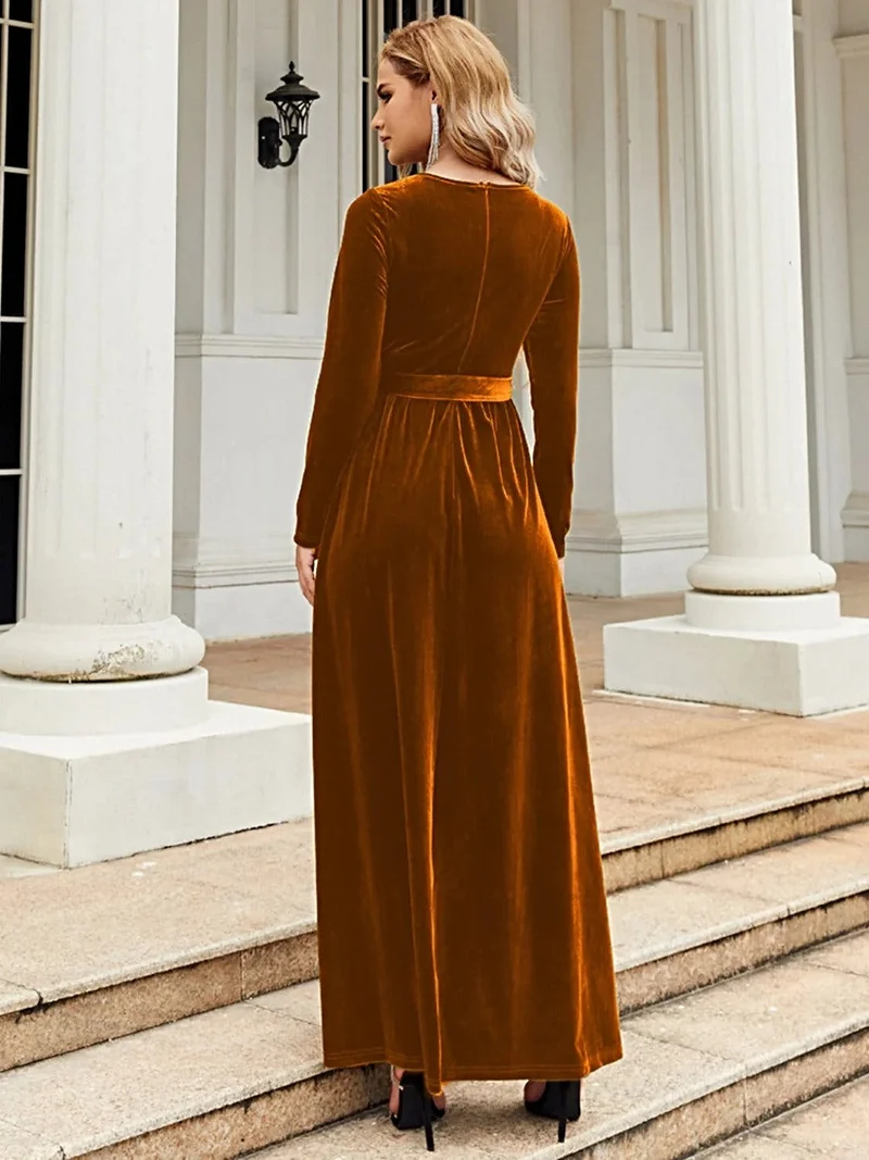 Elegante maxi-jurk met lange mouwen en strik aan de voorkant, gemaakt van ondoorzichtig polyester – comfortabel en stijlvol.