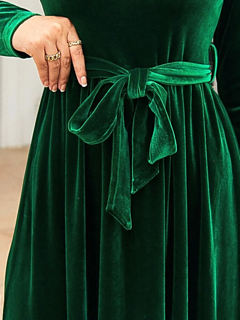 Elegante maxi-jurk met lange mouwen en strik aan de voorkant, gemaakt van ondoorzichtig polyester – comfortabel en stijlvol.