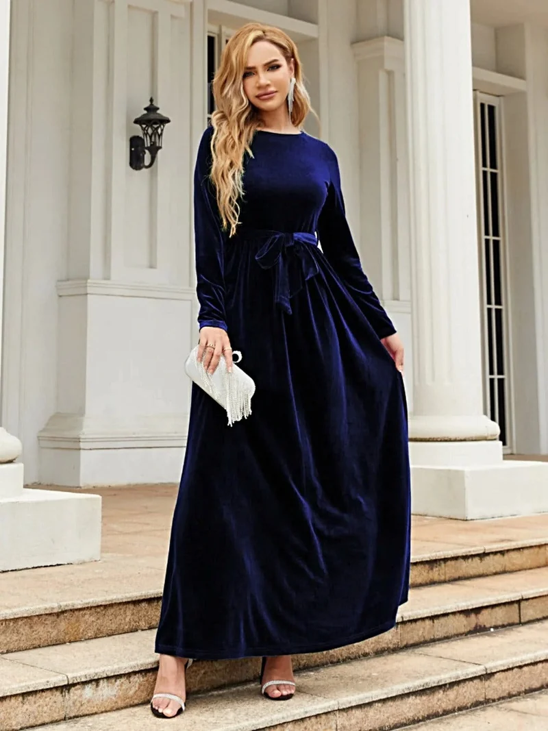 Elegante maxi-jurk met lange mouwen en strik aan de voorkant, gemaakt van ondoorzichtig polyester – comfortabel en stijlvol.