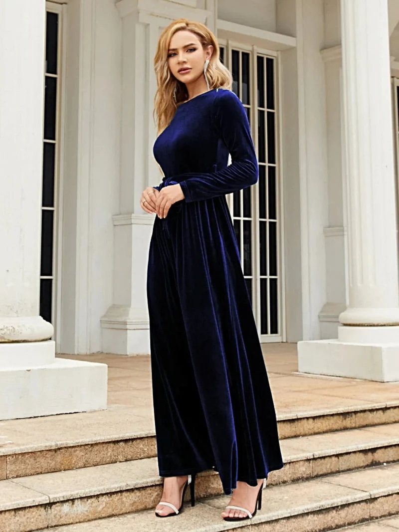 Elegante maxi-jurk met lange mouwen en strik aan de voorkant, gemaakt van ondoorzichtig polyester – comfortabel en stijlvol.