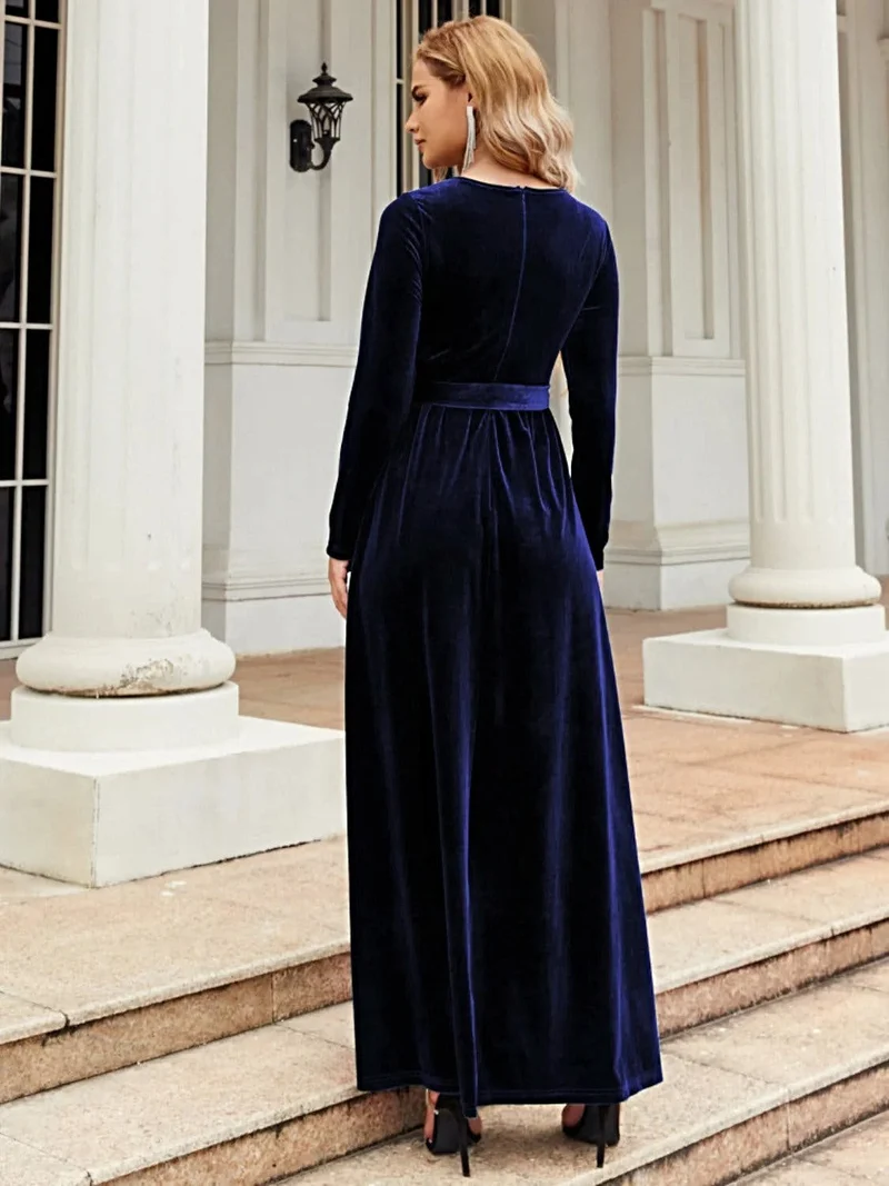 Elegante maxi-jurk met lange mouwen en strik aan de voorkant, gemaakt van ondoorzichtig polyester – comfortabel en stijlvol.