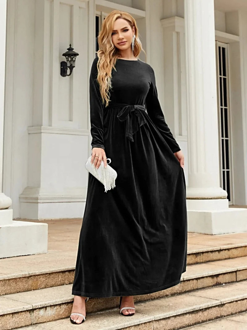 Elegante maxi-jurk met lange mouwen en strik aan de voorkant, gemaakt van ondoorzichtig polyester – comfortabel en stijlvol.