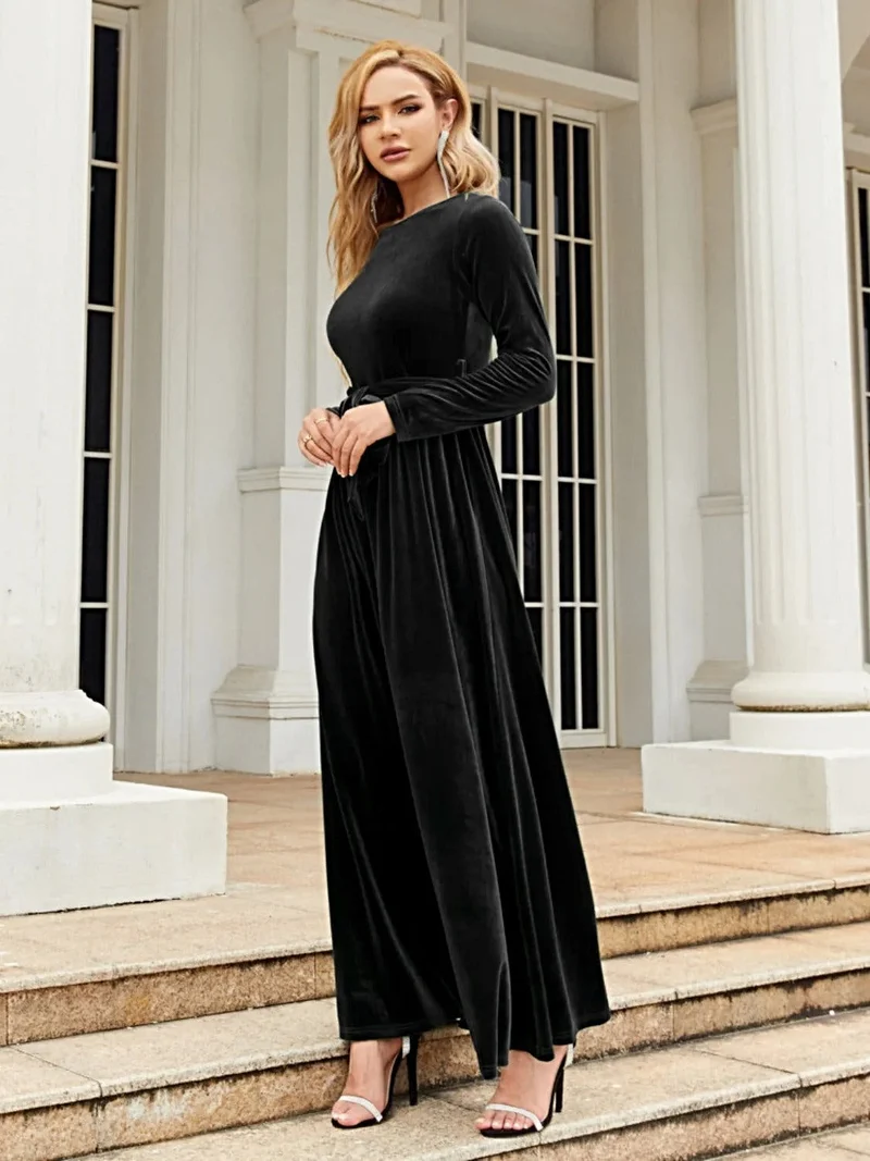 Elegante maxi-jurk met lange mouwen en strik aan de voorkant, gemaakt van ondoorzichtig polyester – comfortabel en stijlvol.