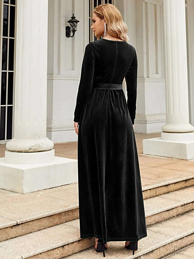 Elegante maxi-jurk met lange mouwen en strik aan de voorkant, gemaakt van ondoorzichtig polyester – comfortabel en stijlvol.